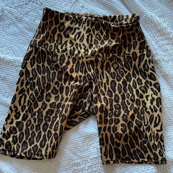 Onzie leopard biker shorts size small - Picture 2 of 5